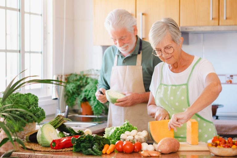Personas mayores cocinando