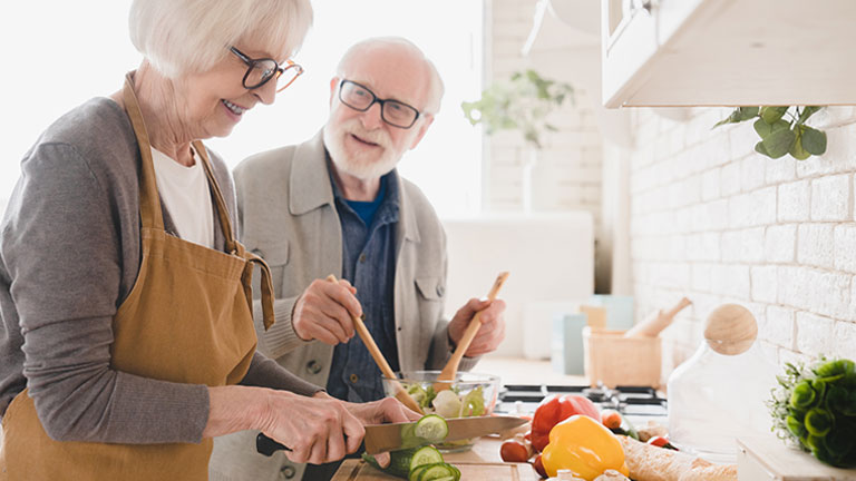 Personas mayores cocinando